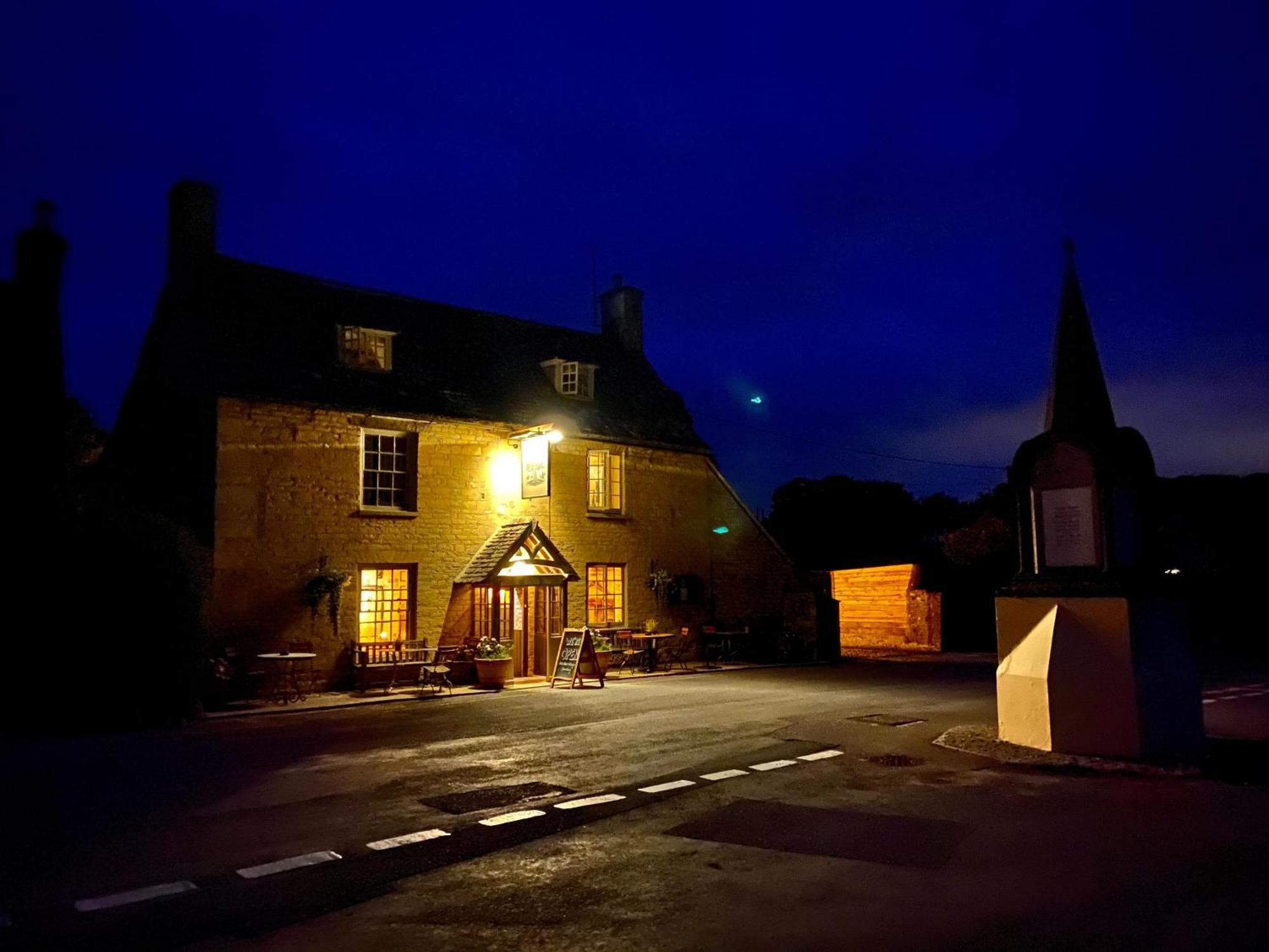 Готель Royal Oak Ramsden Екстер'єр фото